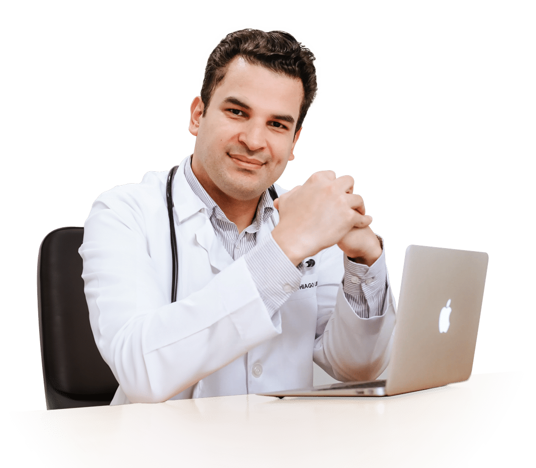Retrato do Dr. Thiago Pimenta, médico renomado, sorrindo em seu consultório em São Paulo.